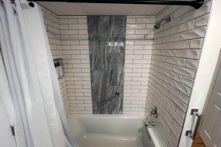 Cozy Private Apt Near Downtown Burlington Extérieur photo