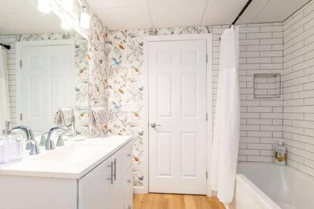 Cozy Private Apt Near Downtown Burlington Extérieur photo